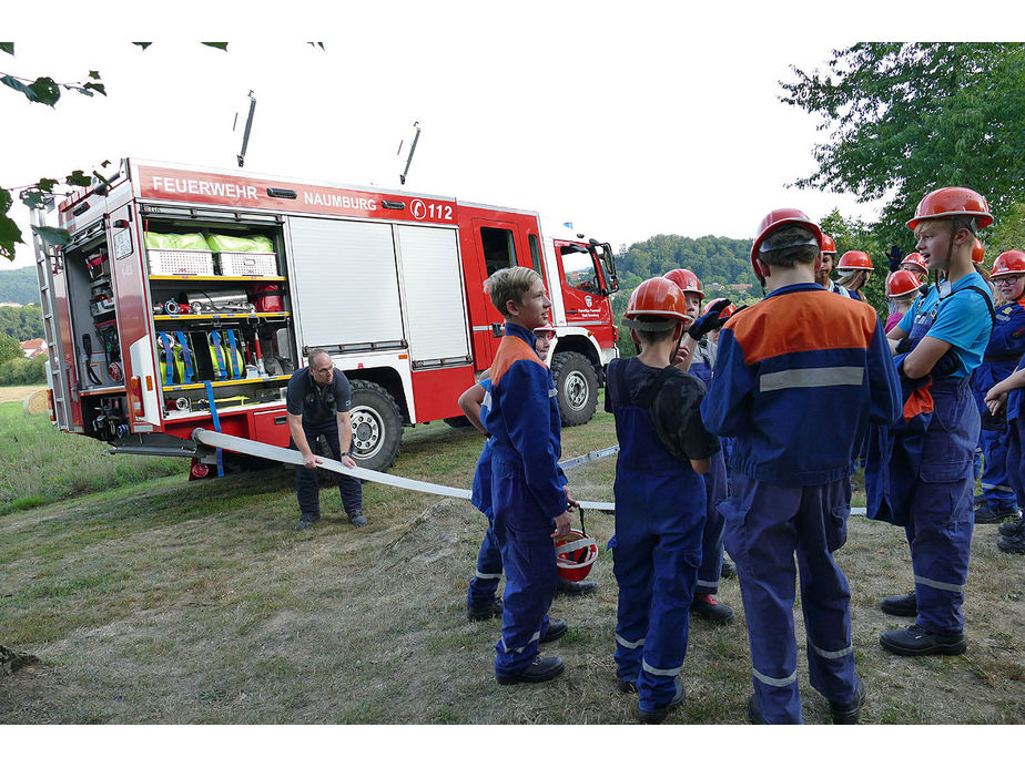 Naumburger Jugendfeuerwehr hilft an der Weingartenkapelle (Foto: Karl-Franz Thiede)